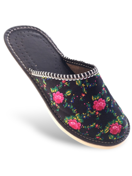 Kapcie damskie zakryte góralskie w róże czarne